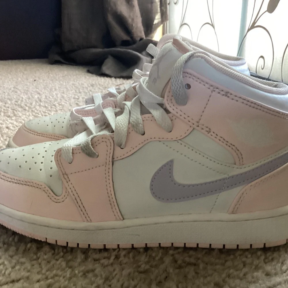 Girls Air Jordan shoes - pink and purple - Picture 2 of 5